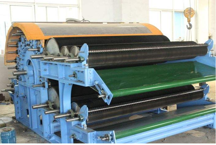 無(wú)紡布梳理機(jī)